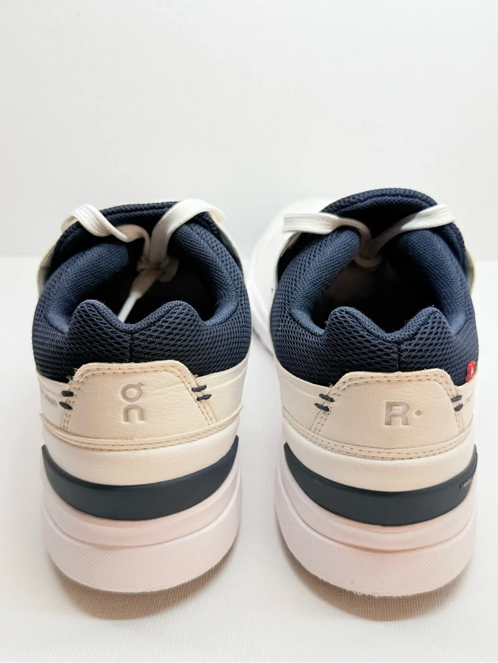 On CLOUD THE ROGER Running Men’s White and Navy Low-Top Sneakers